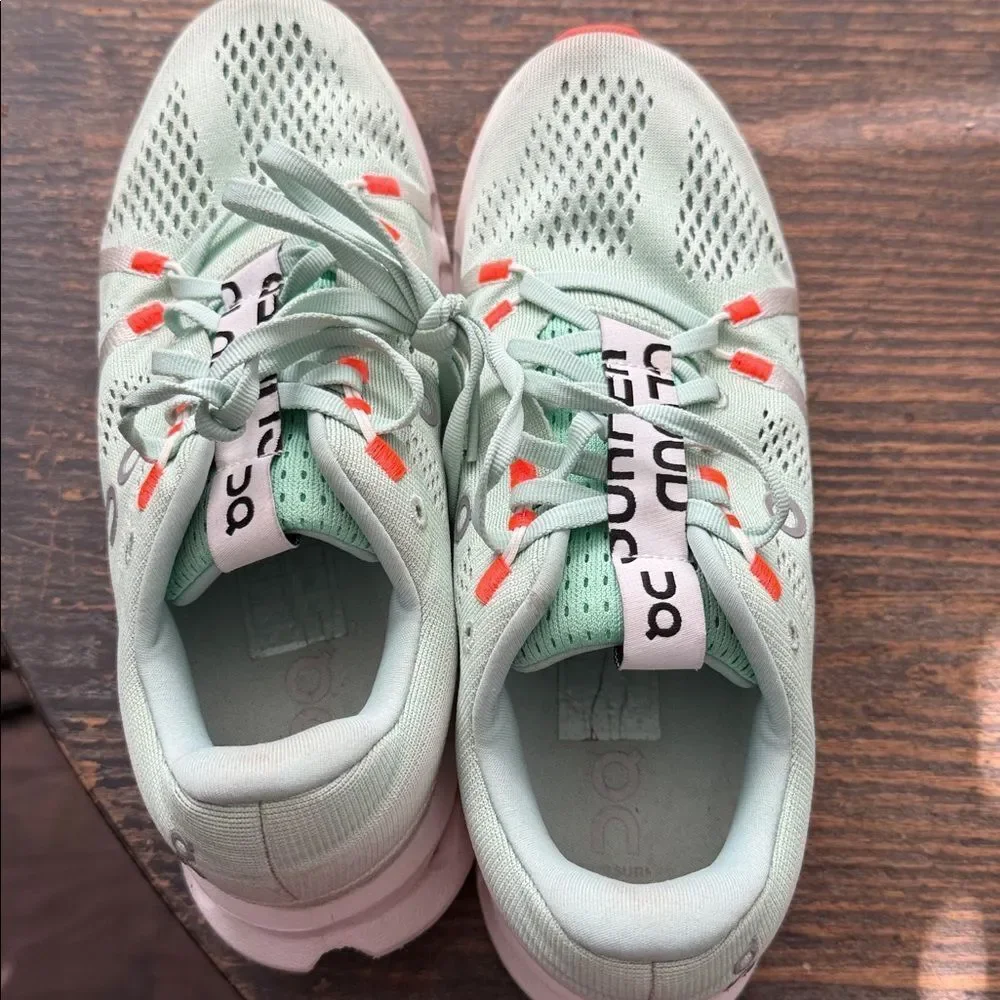 On Cloudsurfertrainer women sz7.5 - Picture 4 of 4